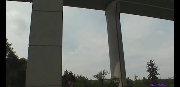  Porta una giovane puttana a scopare sotto un ponte di un parco pubblico